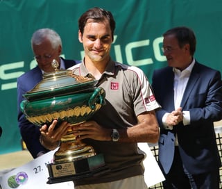 Federer ganó por décima vez el torneo de Halle al derrotar este domingo en la final al belga David Goffin. (EFE)