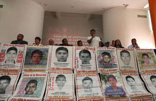 El video en el que se aprecian torturas a un detenido por el caso Ayotzinapa echa abajo la 'verdad histórica' presentada durante el sexenio anterior, denunció el vocero de los padres de los 43 normalistas desaparecidos, Felipe de la Cruz. (ARCHIVO)