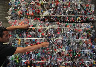 Los niveles de acopio de residuos logrados en México son muy altos, pero no se ha generado un sistema para que todo lo recogido se convierta en nuevos productos. (EFE)