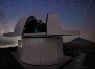 Ha sido construido por la empresa alemana Astelco con detectores muy sensibles a las longitudes de onda infrarrojas que emanan de las estrellas enanas ultrafrías. (TWITTER)
