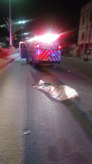 Algunas personas que pasaron por el lugar y vieron al señor tirado, llamaron al sistema de emergencias 911 para solicitar la presencia de una ambulancia de la Cruz Roja. (EL SIGLO DE TORREÓN)
