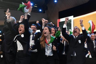 La delegación de la candidatura de Milán-Cortina estalló de alegría y coreó '¡Italia! ¡Italia!' cuando fue anunciado el resultado. (EFE)
