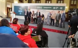 López Obrador la ayudó a incorporarse, la detuvo con ambas manos y habló con ella durante unos segundos, los dos de pie.
