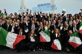 Miembros de la delegación de la candidatura de Milán-Cortina d'Ampezzo celebran la decisión del Comité Olímpico Internacional de que sea la ciudad italiana la que organice los Juegos Olímpicos de Invierno de 2026. (EFE)