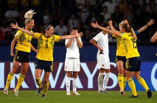 Las suecas celebran tras anotar el único gol del partido al minuto 55, luego de un contragolpe bien finiquitado. (EFE)