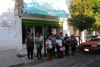 El grupo de habitantes de la Nogalera acudió a las oficinas del SAPAL, para exigir una solución a la falta de agua. (EL SIGLO DE TORREÓN)