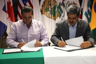 La firma se realizó en la Sala de Rectores de UTT, y se signó el convenio por parte del rector Raúl Martínez Hernández y Mario Cepeda Villarreal, director general IEEA. (EL SIGLO DE TORREÓN)
