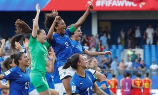  Italia ha demostrado ser una de las revelaciones del torneo al llegar a los cuartos de final luego de haber ganado su grupo por encima de Brasil y Australia. (ESPECIAL)