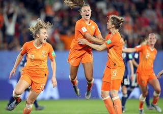 La holandesa Lieke Martens (c) festeja tras anotar uno de sus dos goles en el duelo ante las japonesas. (AP)