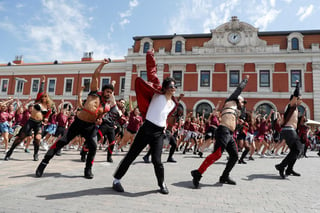 Lo recuerdan. El elenco del musical Forever realizan un 'flashmob' en homenaje a Michael Jackson con motivo del décimo aniversario de su muerte, la mañana de ayer en la explanada de la estación Príncipe Pío en Madrid. (EFE)