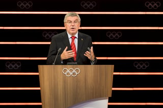 El presidente del Comité Olímpico Internacional, Thomas Bach, habla ayer durante la reunión anual del organismo en Lausana, Suiza. (AP)