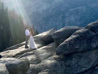 La pareja se estaba tomando fotografías de compromiso con un fotógrafo profesional. (INTERNET)