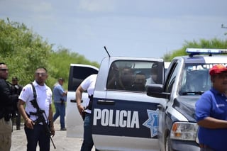 La dependencia afirmó que el jefe policiaco acusado, mando de la Policía Estatal, Noé Fernández Martínez, portaba un rifle de aire en horario de trabajo y en pleno operativo de investigación de una persona muerta, y con ésta realizó el disparo. (EL SIGLO COAHUILA)
