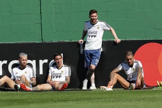 Nicolás Otamendi (i), Ángel Di María, Lionel Messi (de pie) y Roberto Pereyra durante un descanso en un práctica de Argentina. (AP)