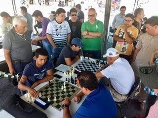 Un excelente ambiente se vivió en el cruce de la calzada Colón y avenida Matamoros, con la celebración del Torneo de Ajedrez del Día del Padre. (ARCHIVO)