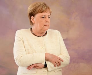 El breve incidente ocurrió mientras Merkel estaba de pie junto al presidente del país, Frank-Walter Steinmeier, durante el nombramiento de la nueva ministra de Justicia. (EFE)