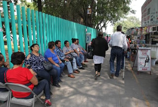 Pacientes y familiares esperan ser atendidos a las afueras de los hospitales del Seguro Social este viernes, en Ciudad de México. (ARCHIVO)