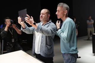  El jefe de diseño de Apple, Jony Ive (i), y el vicepresidente senior de ingeniería de software, Dan Riccio (d). (ARCHIVO)