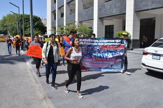 Por quinta ocasión estudiantes acuden a la Plaza Mayor a exigir el pago de su beca Benito Juárez, prometida por AMLO. (FERNANDO COMPEÁN)
