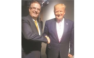 En dos fotografías subidas a Twitter por el jefe de oficina de secretario de la cancillería, Gonzalo Fiaban Medina Hernández, se ve a Ebrard y Trump sonrientes y saludándose. (TWITTER)
