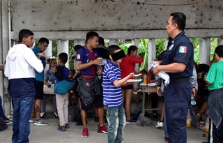 Elementos de la Policía Federal, en coordinación con el Instituto Nacional de Migración (INM), rescataron a 147 migrantes centroamericanos, 72 adultos y 75 menores, que se encontraban retenidos en un hotel de paso en Villahermosa, Tabasco. (ARCHIVO)