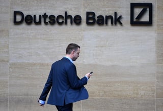 El grupo financiero Deutsche Bank baraja eliminar entre 15,000 y 20,000 puestos de empleo en todo el mundo para reducir su estructura, que incluye a unos 91,500 trabajadores, según informó este viernes The Wall Street Journal. (ARCHIVO)