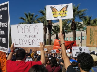 El DACA protege de la deportación y otorga un permiso de trabajo renovable cada dos años a 700 mil jóvenes indocumentados conocidos como 'dreamers'. (ARCHIVO)
