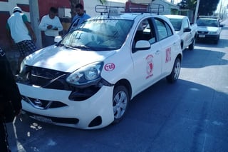El vehículo Nissan March de la base de taxis Ursitran terminó con daños materiales de consideración.