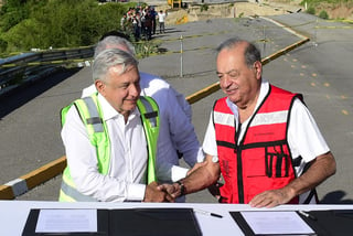 El presidente firmó un acuerdo con el gobierno de Oaxaca y diversas empresas para concluir la carretera Oaxaca-Costa en el año 2022, ya que esa vía desde hace 10 años no ha podido concluirse. (NOTIMEX)
