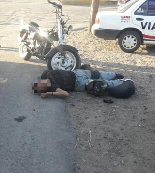 La persona lesionada fue identificada como Gil de 43 años de edad, quien tripulaba una motocicleta tipo Chopper de color negro. (EL SIGLO DE TORREÓN)
