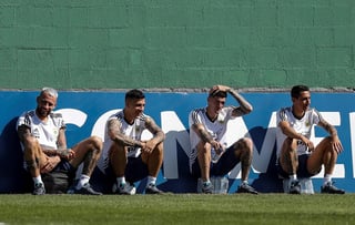 Diecisiete horas después de clasificarse a la final de la Copa América, la selección argentina volvió los entrenamientos. (EFE)