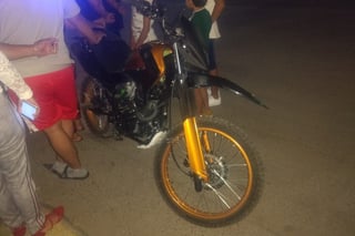 El lesionado viajaba a bordo de una motocicleta marca Italika MD 200 modelo 2019 de color negro con naranja (EL SIGLO DE TORREÓN)