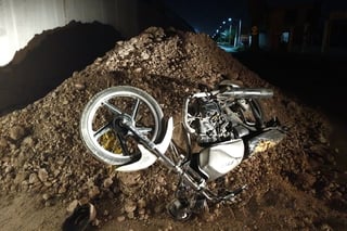 Motociclista choca contra montón de tierra abandonado a la orilla del camino. El accidente sucedió en Torreón. (EL SIGLO DE TORREÓN)