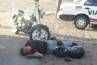Tras ser impactado por el vehículo, el motociclista terminó tendido en el suelo con golpes en distintas partes del cuerpo. (EL SIGLO DE TORREÓN)