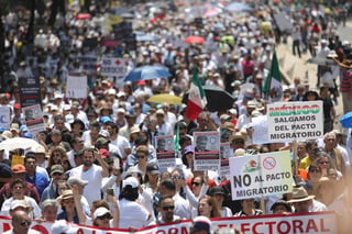 La marcha la organiza 'Chalecos México' junto con el Congreso Nacional Ciudadano y Voces del Contrapeso. (EFE)