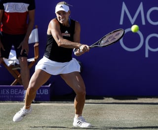 La tenista alemana Angelique Kerber afirmó que está más que lista para defender su trono de Wimbledon, y que sus emociones y recuerdos la ponen con mucho ánimo para volver a salir victoriosa en este torneo. (ARCHIVO)