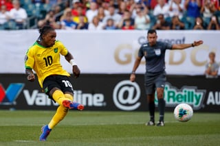 Darren Mattocks, de la selección de Jamaica, convierte un penal en el segundo tiempo del encuentro de cuartos de final de la Copa de Oro ante Panamá. (ARCHIVO)