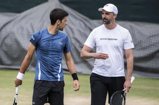 Novak Djokovic (i) junto a Goran Ivanisevic durante el entrenamiento de ayer. (EFE)
