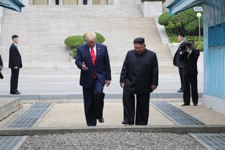 En la imagen se observa al presidente Donald Trump y a Kim Jong-Un cruzando la frontera entre las dos Coreas. (EFE)