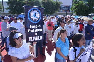Ciudadanos salieron a las calles de Torreón a exigir un juicio político en contra del presidente de la república, Andrés Manuel López Obrador, por las decisiones que ha tomado en su gobierno. (FERNANDO COMPEÁN)