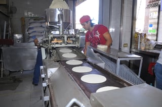 La industria de la tortilla tiene actualmente varios factores en contra, como el alto precio del gas y la electricidad. (ARCHIVO)