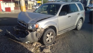 Se impactan auto y camioneta en Torreón; las autoridades no reportaron personas lesionadas. (EL SIGLO DE TORREÓN)