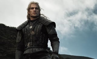 Las primeras imágenes difundidas a través de redes muestran no sólo el aspecto que tendrá Geralt, el personaje que interpretará el actor británico. (ESPECIAL)