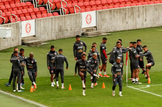 Los seleccionados incas durante la sesión de entrenamiento en la cancha del Inter de Porto Alegre ayer. (EFE)