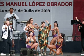 Ambiente. Margarita, La Diosa de la Cumbia, puso a bailar a los miles de asistentes. (AGENCIAS)