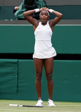 La estadounidense Cori Gauff celebra tras vencer a su compatriota Venus Williams, en la primera ronda de Wimbledon. (EFE)
