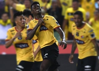 Félix Torres Caicedo (c) festeja un gol durante un partido con el Barcelona de Guayaquil de Ecuador. (ESPECIAL)