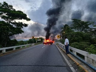 Presuntos miembros del crimen organizado incendiaron cinco vehículos en Tabasco. (EFE)