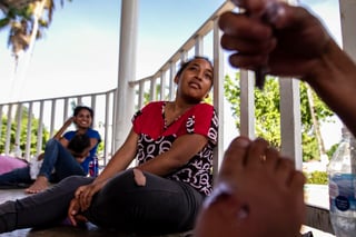 La Comisión Nacional de los Derechos Humanos (CNDH) emitió la recomendación 38/2019 al coordinador general de la Comisión Mexicana de Ayuda a Refugiados (Comar) debido a que su institución tardó hasta ocho meses en reconocer como refugiadas a 112 personas y en algunos casos canceló el trámite sin avisar a los migrantes. (ARCHIVO)