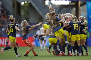 Las jugadoras suecas celebrando tras eliminar a la favorita Alemania en la ronda de cuartos de final del Mundial Femenil. (AP)